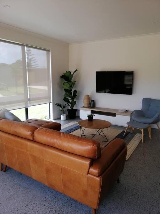 Purangi Beachhouse - 2 Bedroom Cooks Beach Экстерьер фото